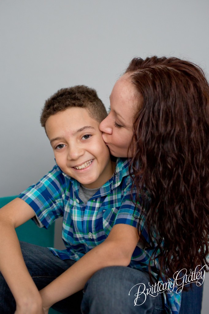 Cleveland Child Photographer | Inspiration | Kiss | 10 Years Old and Mom | Seamless Paper | Child Photography