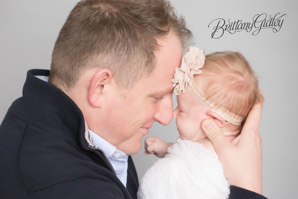 Simple Session | Cleveland Photo Shoot | Baby Photography Cleveland | Ohio Baby Photographer | 6 Week Old Baby | Daddy Daughter Pic