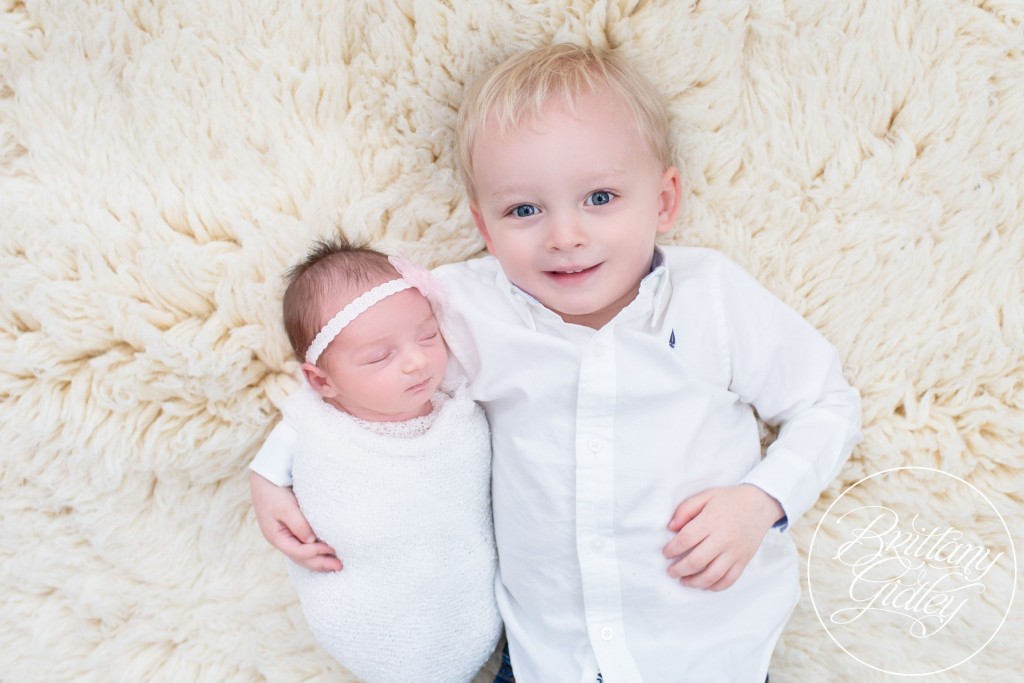 Newborn Family Photographer | Siblings | Flokati | Dream Sessions