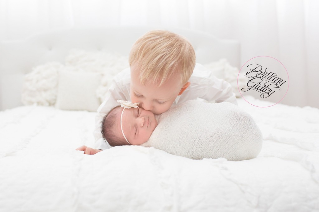Newborn Family Photography | Siblings | Bed | Backlighting | White| Dream Sessions