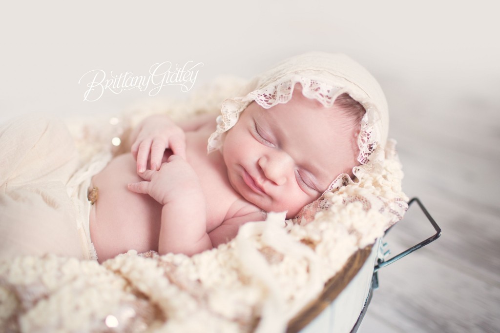 Newborn Family Photography | Baby Girl | Cleveland | Natural Light | Cream| Dream Sessions