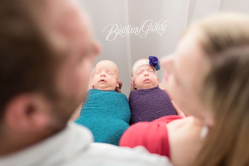 Family With Twins Photo Shoot | Twins | Cleveland | Ohio | Newborn Photographer | Newborn Photography | Twin 