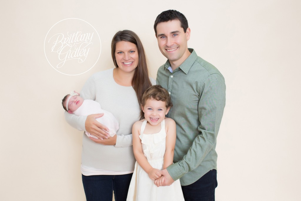 Family With Newborn | Newborn Portrait | Baby Pictures | Newborn Posing Inspiration
