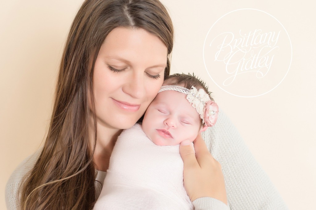 Mother and Daughter | Newborn Portrait | Baby Pictures | Newborn Posing Inspiration