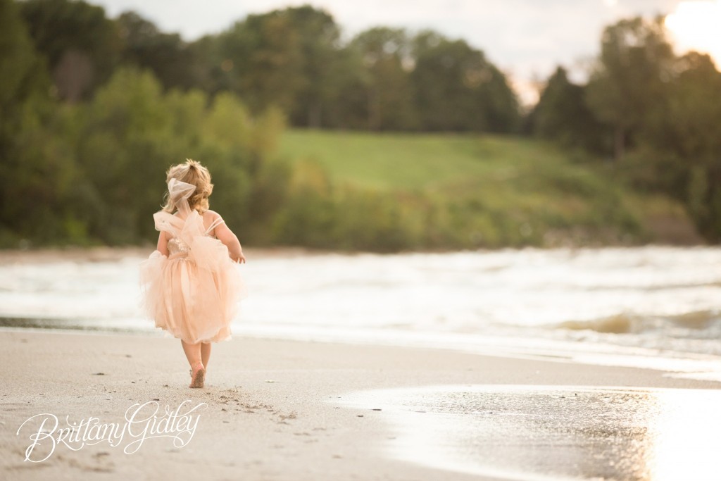 Best Photographer In Cleveland | Mother Daughter Photoshoot | Mommy and Me | Cleveland, Ohio | Edgewater Beach