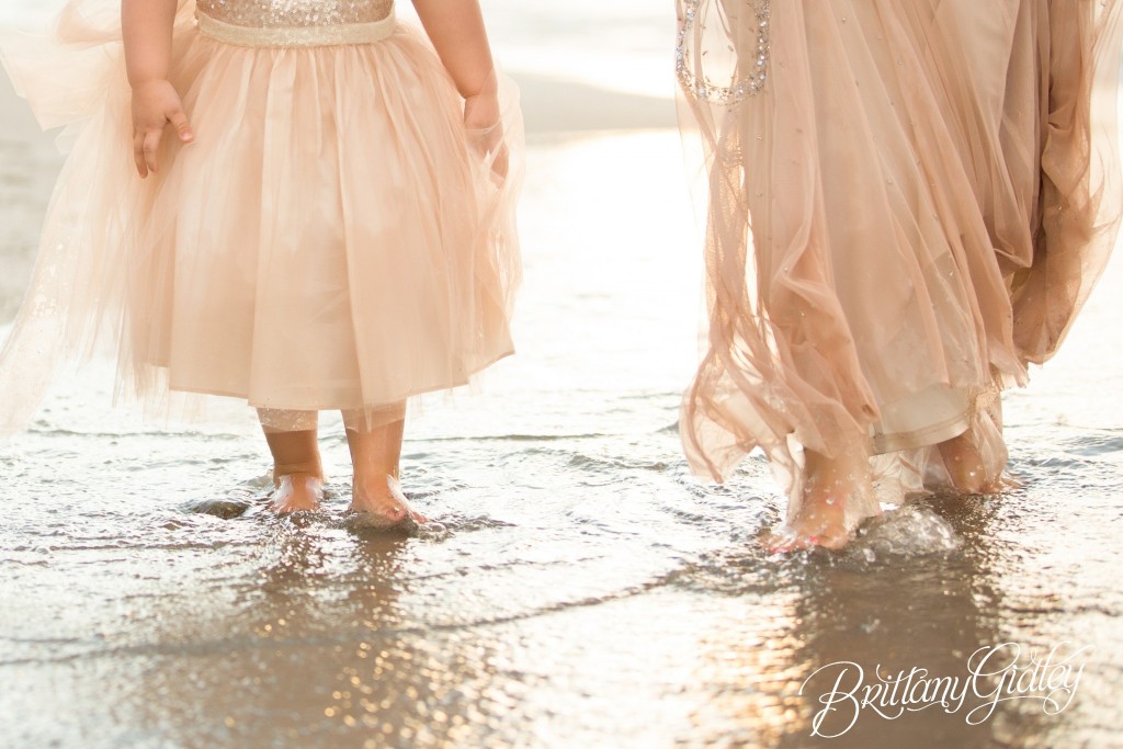Best Photographer In Cleveland | Mother Daughter Photoshoot | Mommy and Me | Cleveland, Ohio | Edgewater Beach
