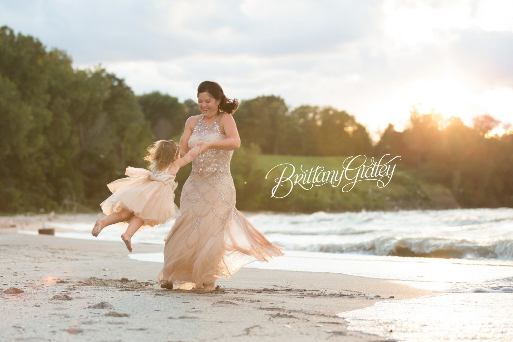 Best Photographer In Cleveland | Mother Daughter Photoshoot | Mommy and Me | Cleveland, Ohio | Edgewater Beach