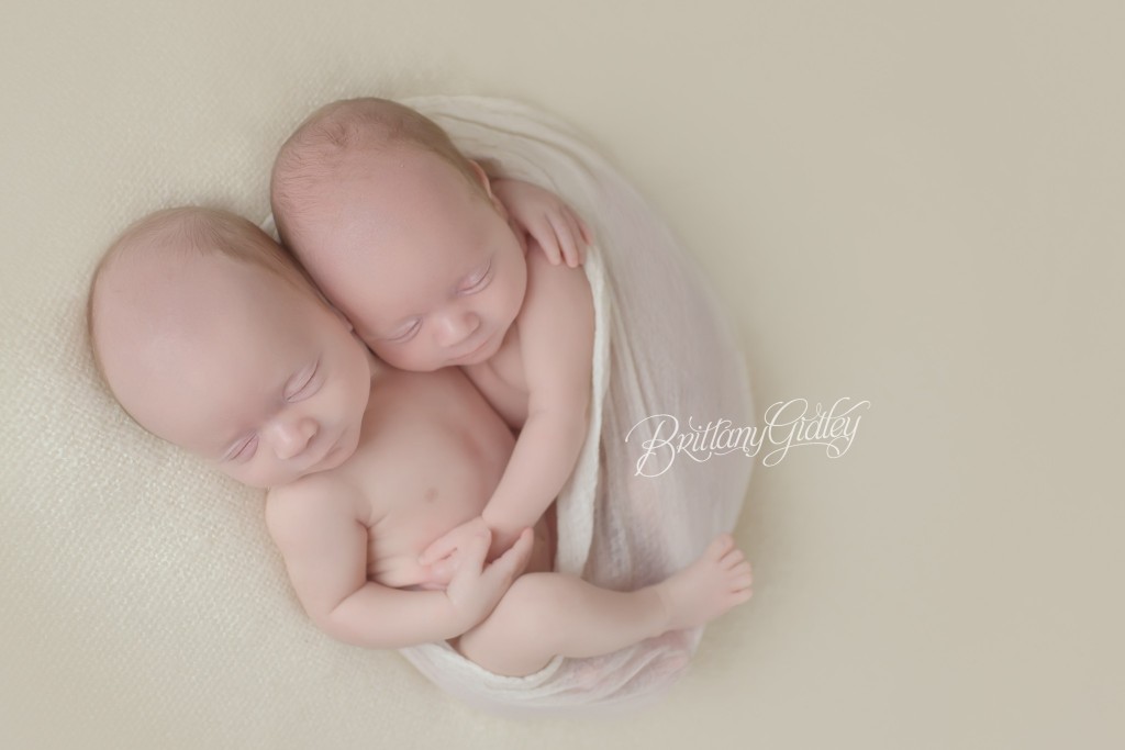 Twin Newborns | Beige | Newborn Inspiration | Newborn Photo Shoot | Twins | Cleveland