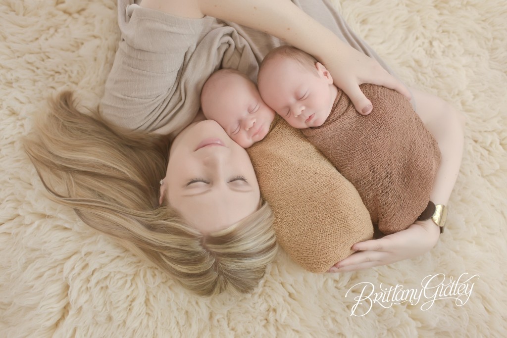 Twin Newborn Photo Shoot | Brown | Newborn Inspiration | Newborn Photo Shoot | Twins | Cleveland