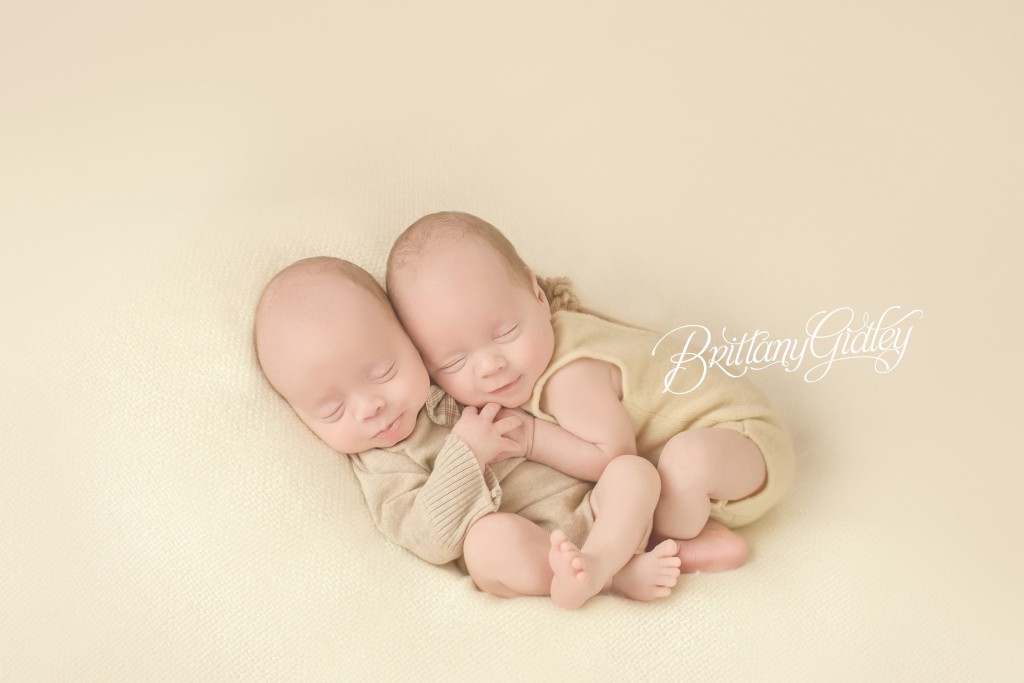 Twin Newborns | Beige | Newborn Inspiration | Newborn Photo Shoot | Twins | Cleveland