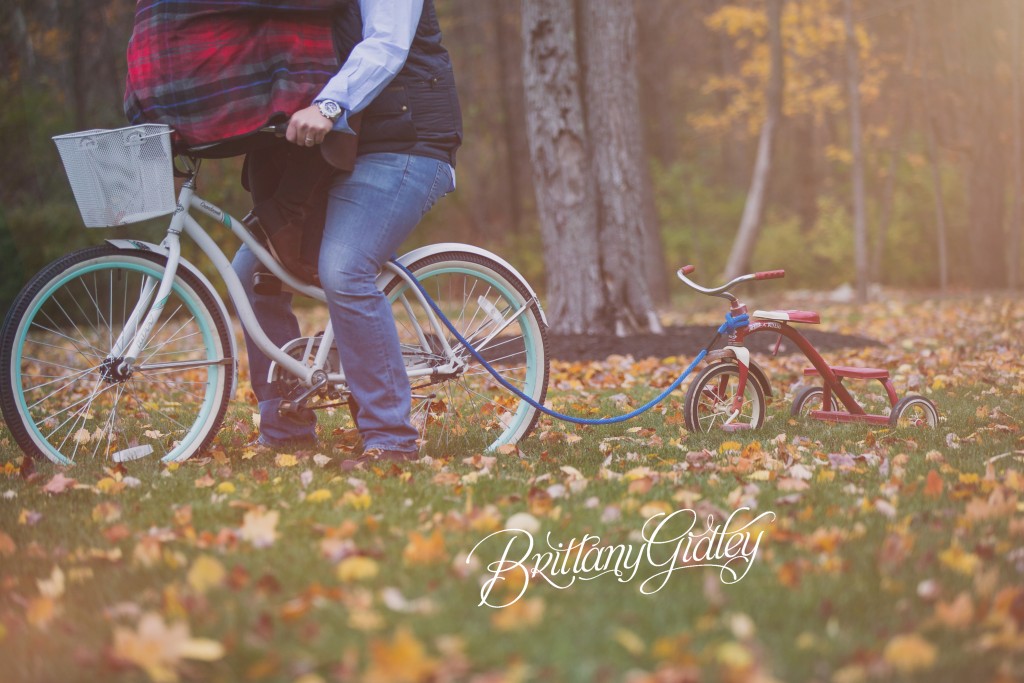 Best Announcement of Pregnancy | Bicycle Pregnancy Announcement | Cleveland, Ohio | Announcement Photo Shoot | Unique Pregnancy Announcement