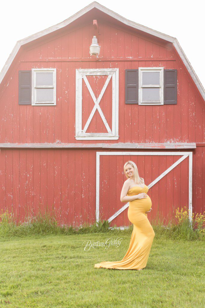 Country Maternity Photographer | Kirtland Ohio | Pregnancy Pictures | Start With The Best | Brittany Gidley Photography LLC | Barn Maternity Images