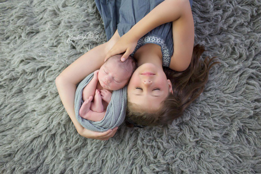 Sibling Poses | Big Sister Pose | Ohio Newborn Photography | Cleveland Ohio Photographer | Newborn Photography | Brittany Gidley Photography LLC
