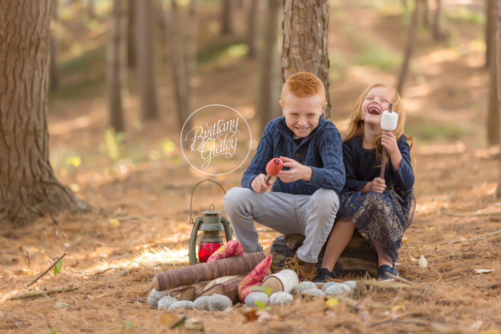 Siblings | Campfire Minis | Christmas Card Ideas | www.brittanygidleyphotography.com