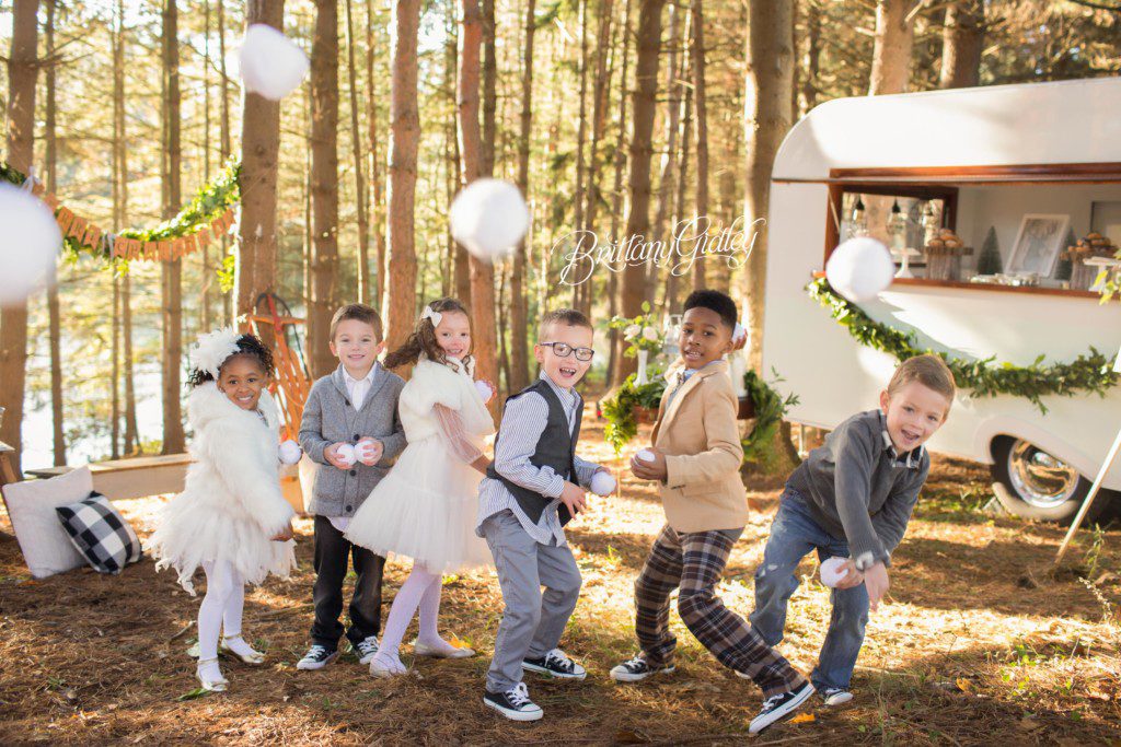 Dream Mini Sessions | Snowball Fight | Photography | Christmas Mini Sessions | Holiday Mini Sessions| Christmas Card Inspiration | Cleveland | Mini Session Inspiration | www.brittanygidley.com