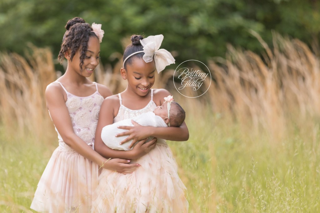 Celebrity Newborn Photographer | Big Sisters | Dakota Strong | Big Sisters | Start With The Best | Dream Session | www.brittanygileyphotography.com