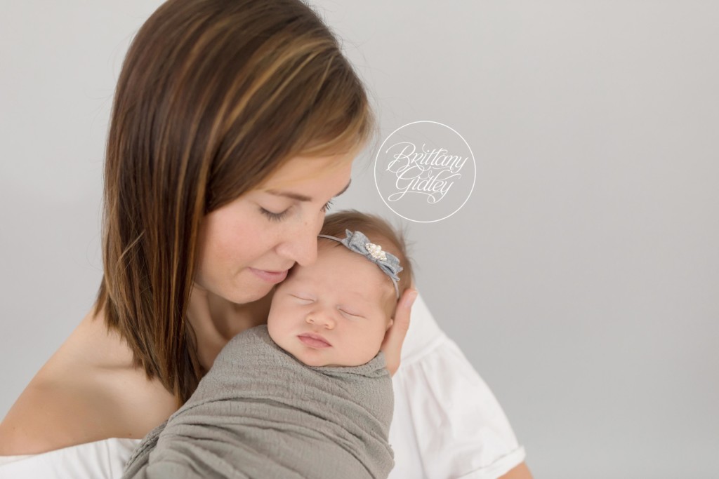 Mommy and Me Newborn Photographer | Mommy and Me Newborn Photography | Cleveland Ohio | Beachwood Ohio Newborn Photos