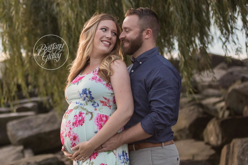 Cleveland Pregnancy Photographer | Maternity Photography Edgewater Beach | Cleveland Metroparks 