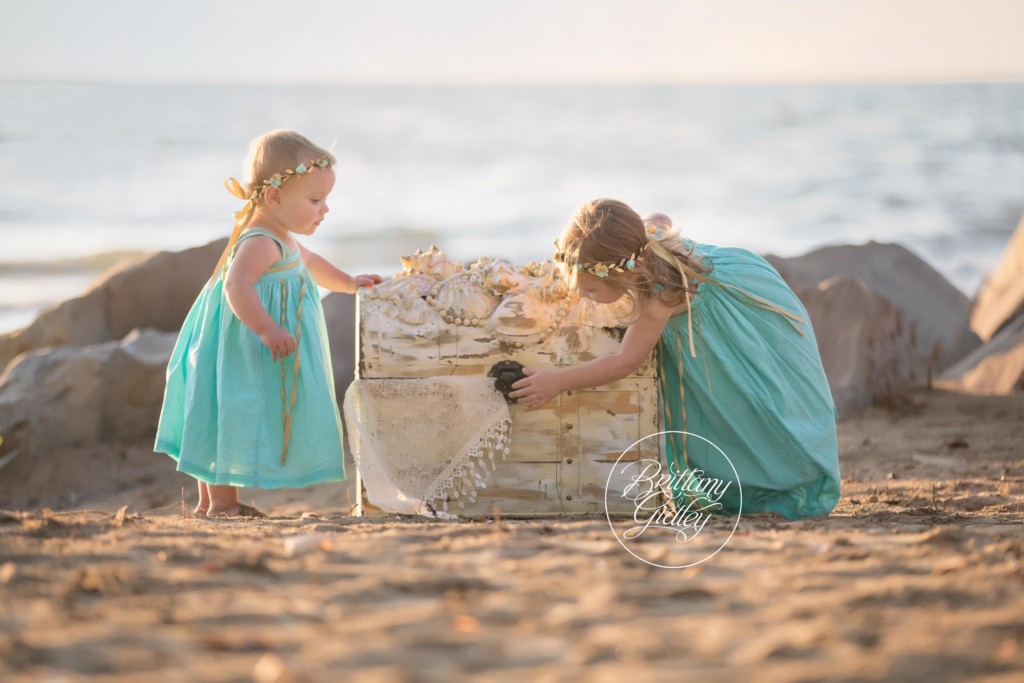 Treasure Chest | Beach Photo Shoot | Mermaid Dream Session | Family Photography | Sisters | Family Photo Shoot | Edgewater Beach | Cleveland Ohio | www.brittanygidley.com