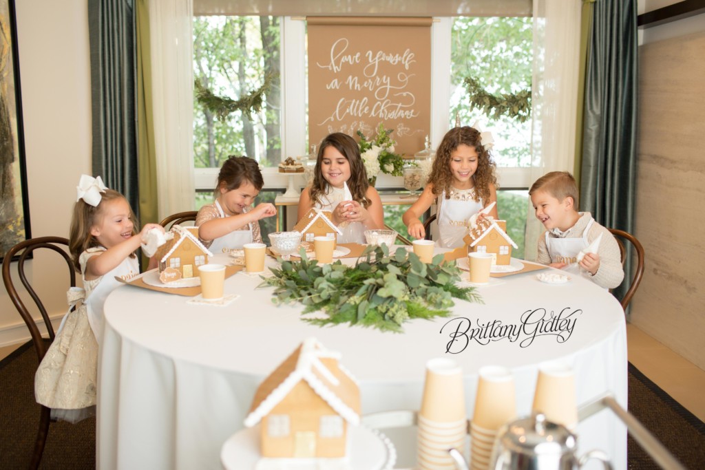 Gingerbread House Decorating Photo Shoot | Mini Sessions Ideas Gingerbread Houses | Brittany Gidley Photography LLC