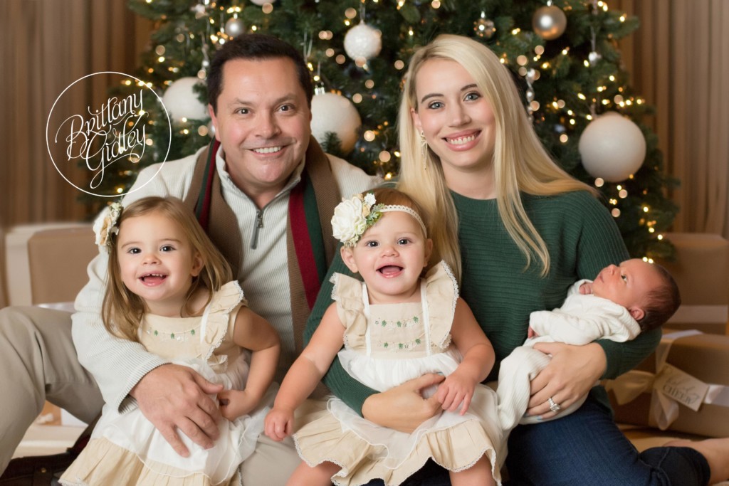Home For The Holidays Dream Mini Sessions | Christmas Mini Session Ideas | Christmas Card Pose Ideas | Brittany Gidley Photography LLC