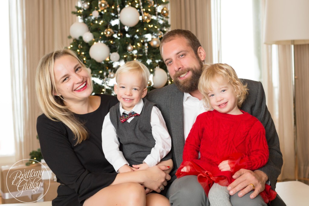 Home For The Holidays Dream Mini Sessions | Christmas Mini Session Ideas | Christmas Card Pose Ideas | Brittany Gidley Photography LLC