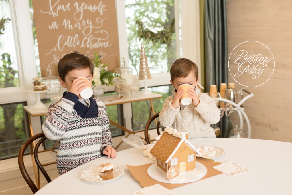 Gingerbread House Decorating Photo Shoot | Mini Sessions Ideas Gingerbread Houses | Brittany Gidley Photography LLC