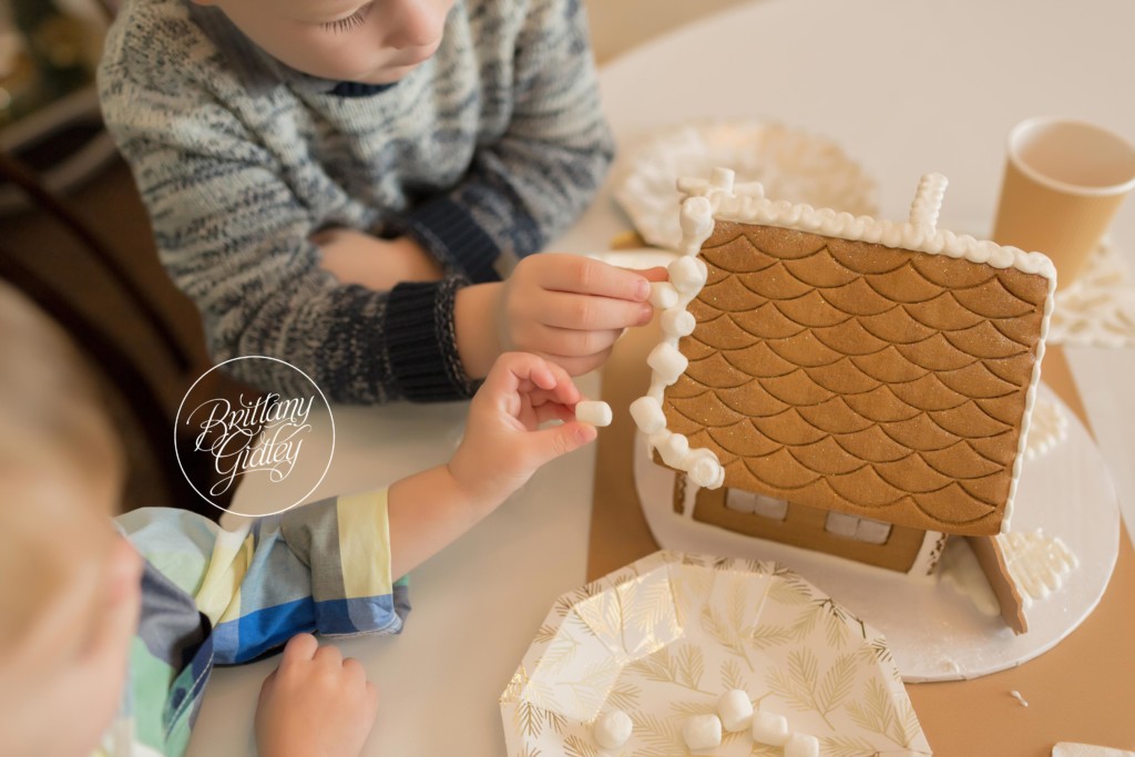 Gingerbread House Decorating Photo Shoot | Mini Sessions Ideas Gingerbread Houses | Brittany Gidley Photography LLC