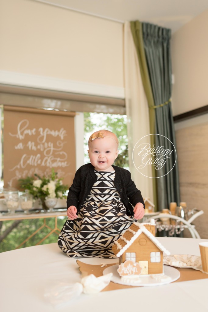 Gingerbread House Decorating Photo Shoot | Mini Sessions Ideas Gingerbread Houses | Brittany Gidley Photography LLC