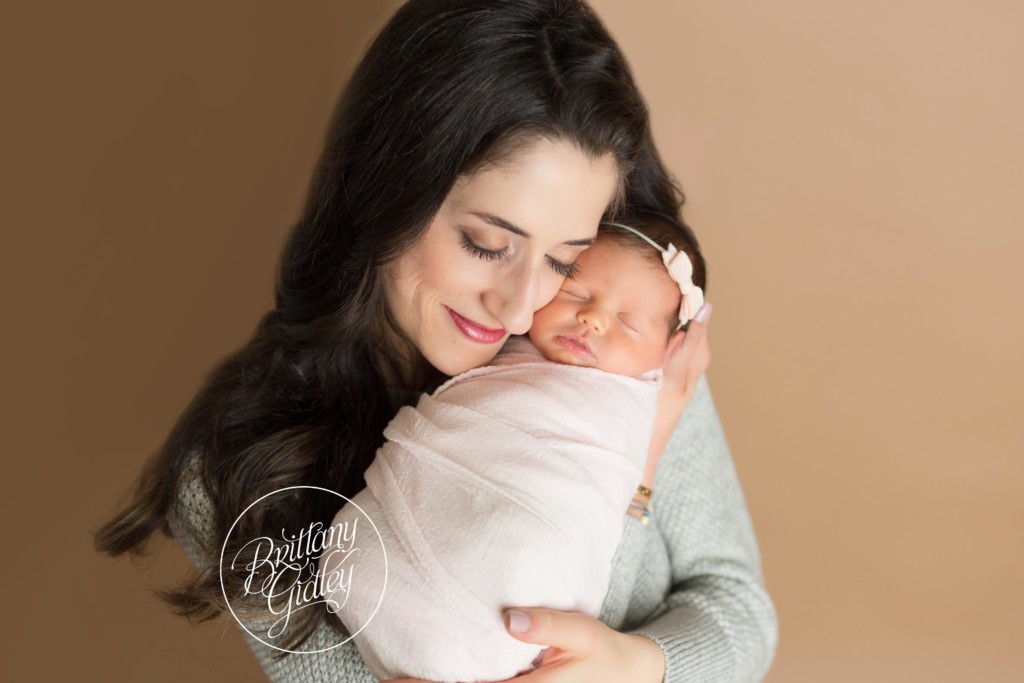 Independence Newborn Photographer | Independence Ohio Newborn Photography | Start With The Best | Girl Mom | Newborn Photography Posing