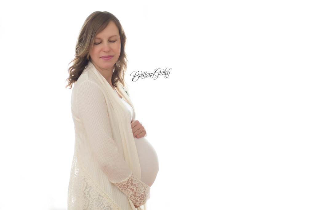 Westlake Maternity Photographer | Maternity Photography Westlake Ohio | Pregnancy Picture Inspiration | Brittany Gidley Photography LLC