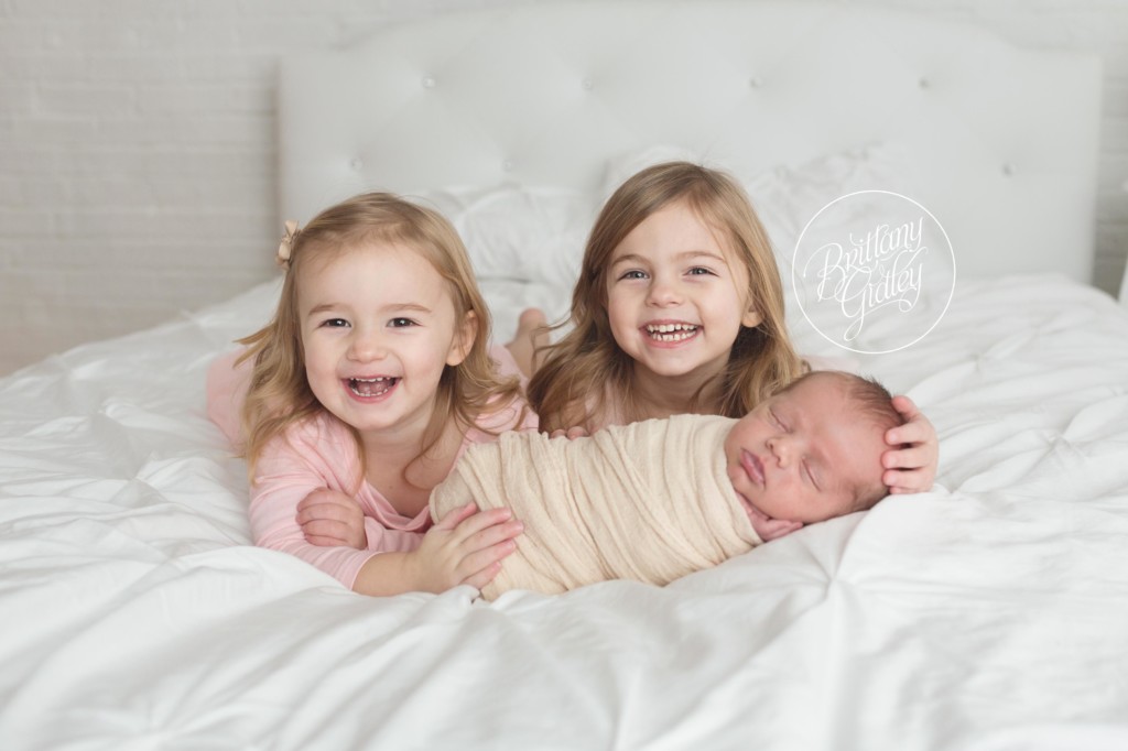 Bratenahl Newborn Photography | Big Sisters | Family of 5 Posing Inspiration