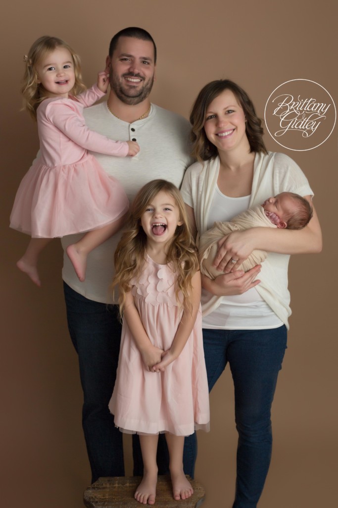 Bratenahl Newborn Photography | Big Sisters | Family of 5 Posing Inspiration