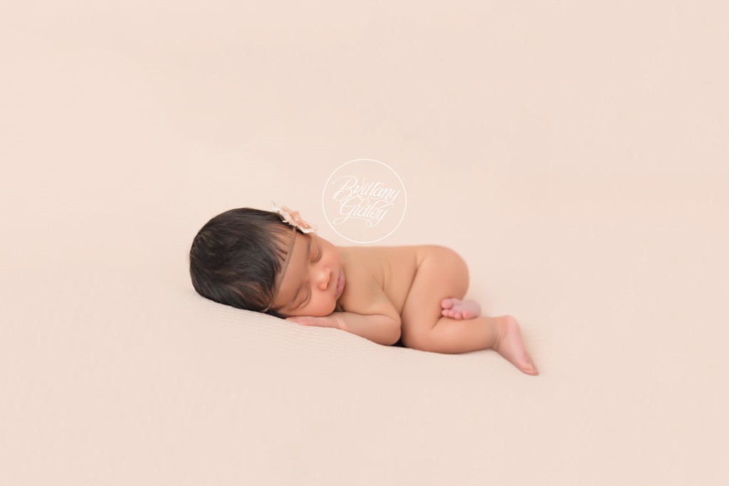 Beachwood Newborn Studio | Newborn Photography in Beachwood Ohio | Newborn Posing Baby Girl | Best Newborn Photography | Brittany Gidley Photography LLC