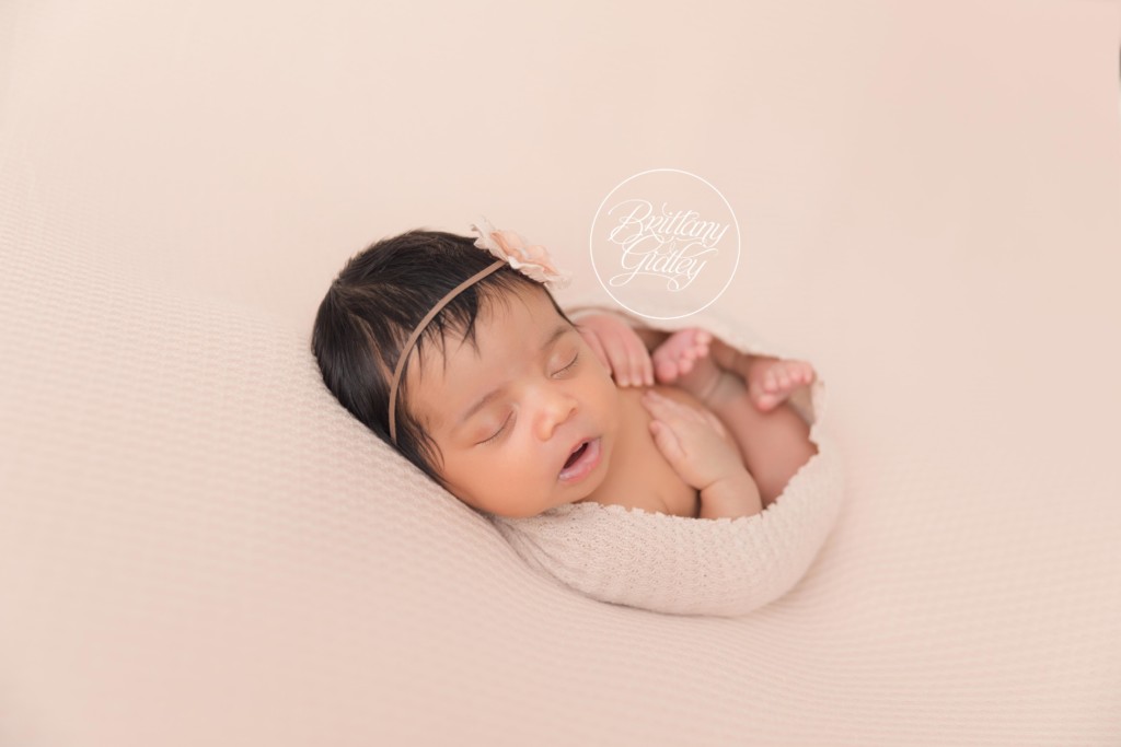 Beachwood Newborn Photography Studio | Newborn Photos in Beachwood Ohio | Newborn Posing Baby Girl | Best Newborn Photography | Brittany Gidley Photography LLC