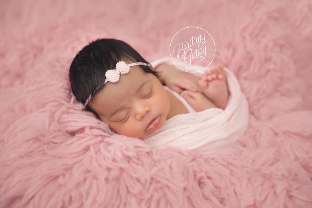 Beachwood Newborn Studio | Newborn Photography in Beachwood Ohio | Newborn Posing Baby Girl | Best Newborn Photography | Brittany Gidley Photography LLC