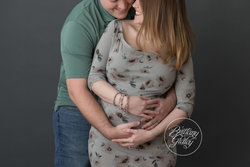 Beachwood Ohio Pregnancy Photographer | Maternity and Pregnancy Photography In Beachwood | Northeast Ohio Photographer Brittany Gidley | Start With The Best