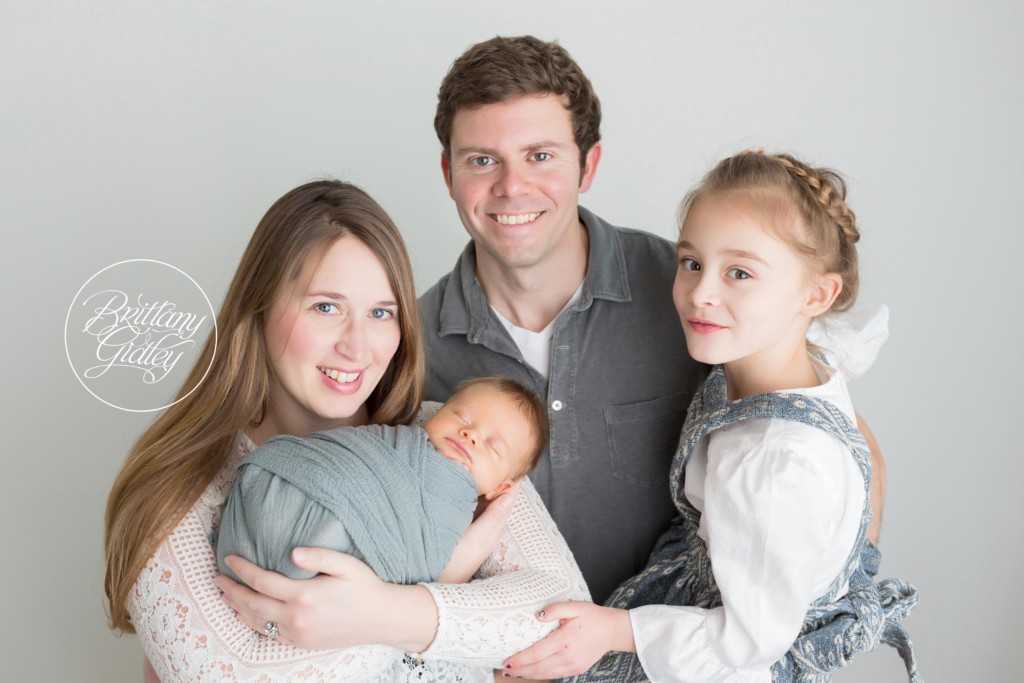 The Best Indianapolis Indiana Newborn Photographer | Newborn Posing With Family | Lifestyle Newborn Inspiration
