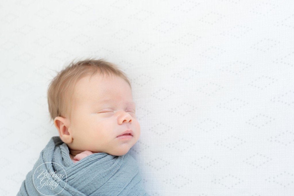 The Best Indianapolis Indiana Newborn Photographer | Newborn Posing With Family | Lifestyle Newborn Inspiration