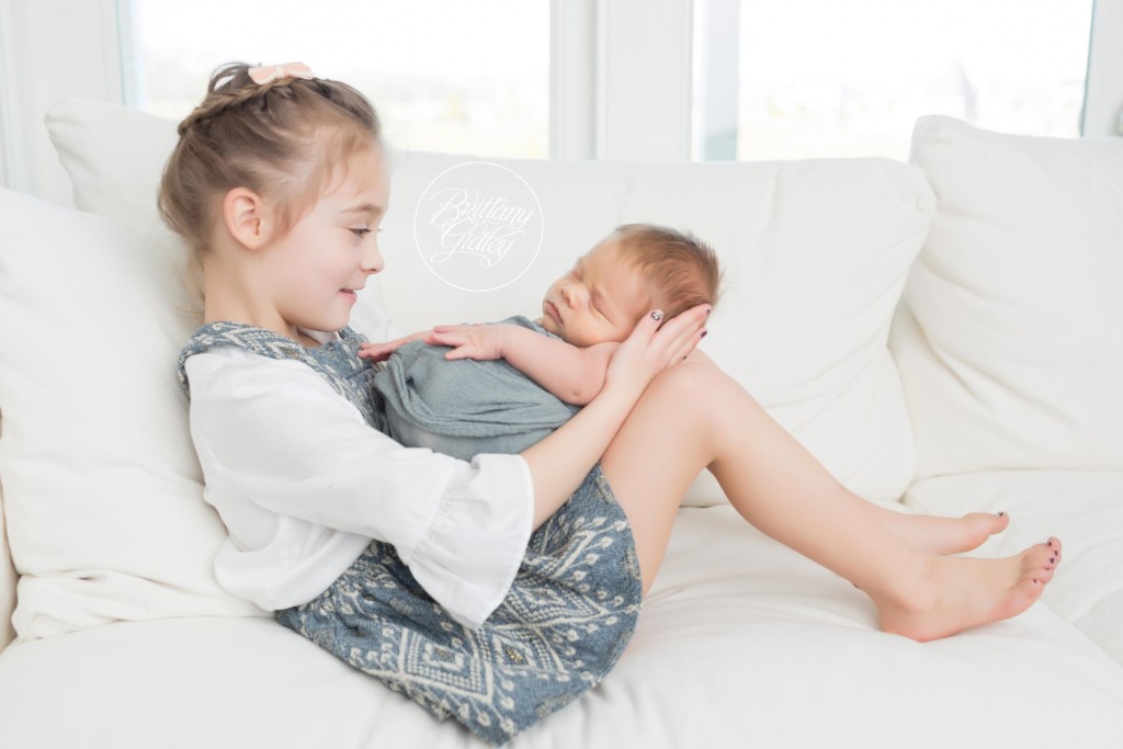 The Best Indianapolis Indiana Newborn Photographer | Newborn Posing With Family | Lifestyle Newborn Inspiration
