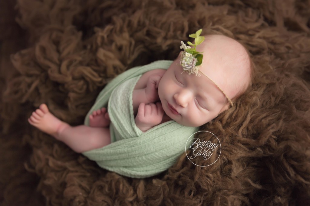 West Park Newborn Photography | Newborn Baby Photography in West Park Ohio | Dreamy Newborn Photographer | Newborn Posing Inspiration