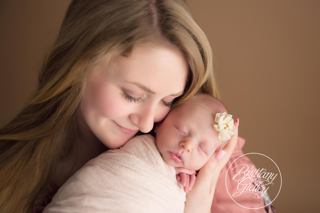 Best Photography Studio | Cleveland's Best Newborn Photographer | Newborn Posing | Newborn Photography in Cleveland Ohio