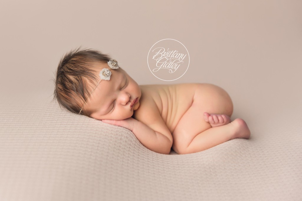 Downtown Cleveland Photography Studio | Cleveland Newborn Photography | Newborn Baby Girl Posing Inspiration