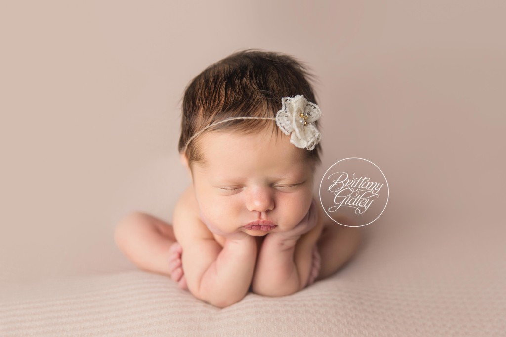 Downtown Cleveland Photography Studio | Cleveland Newborn Photography | Newborn Baby Girl Posing Inspiration
