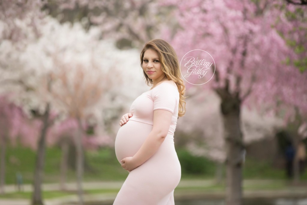 Pregnancy Photography in Cleveland Ohio | Cherry Blossoms Maternity | Cleveland Museum of Art | Mother Only Maternity Pictures
