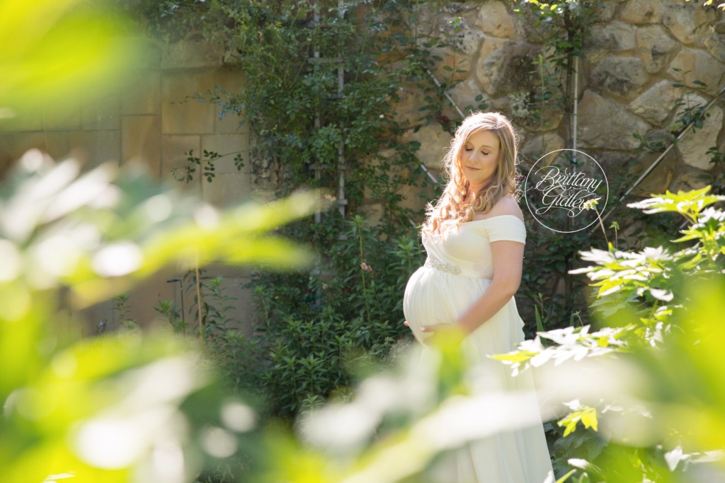 Maternity Photography at Stan Hywet Hall and Gardens | Pregnancy Photography Akron Ohio