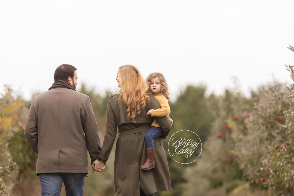 Fall Photo Shoot Ideas | Autumn Family Photos | Orchard Hills Park