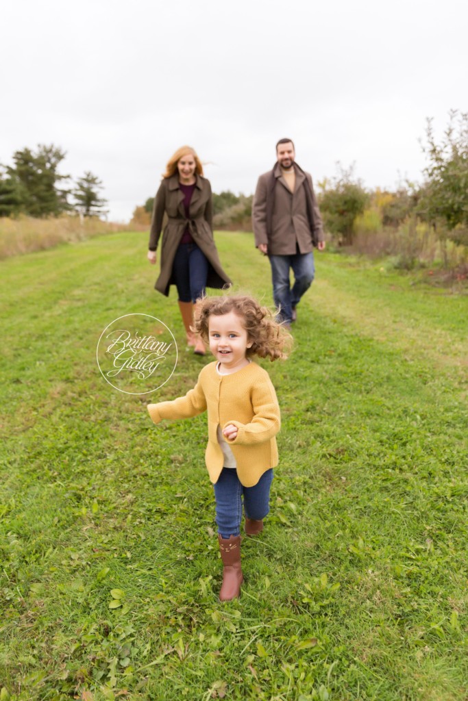 Fall Photo Shoot Ideas | Autumn Family Photos | Orchard Hills Park