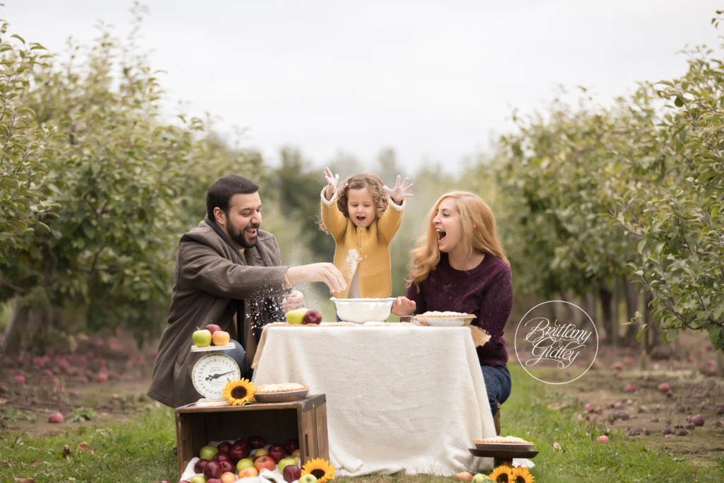 Fall Photo Shoot Ideas | Autumn Family Photos | Orchard Hills Park