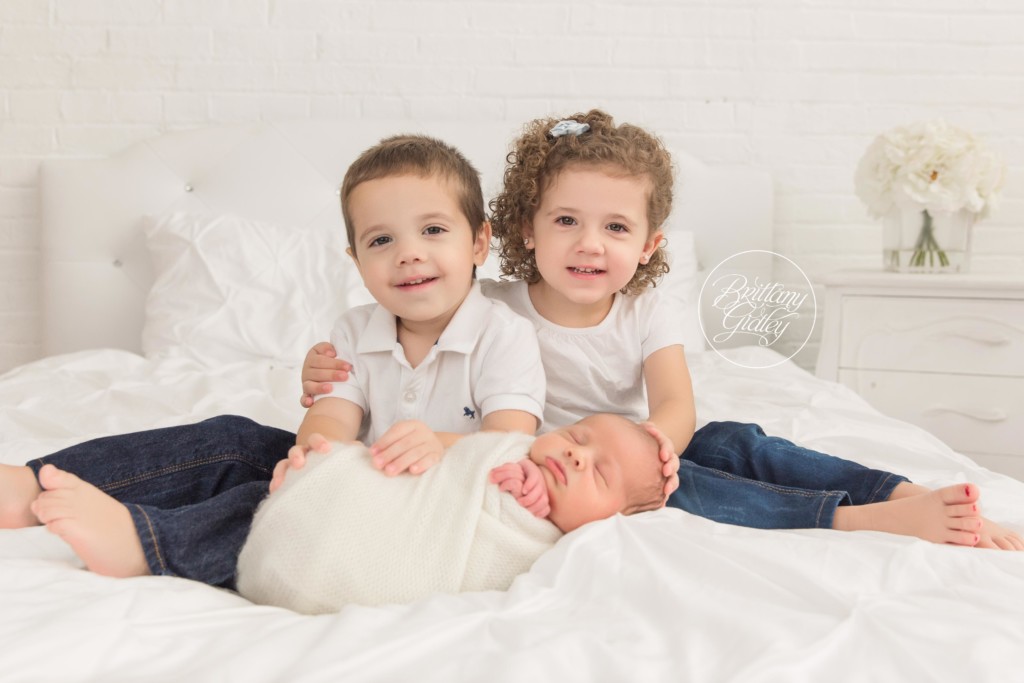 Newborn and Family Photography | Twin Big Siblings